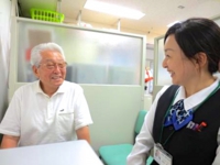 医療スタッフと入居者の面談・診察風景