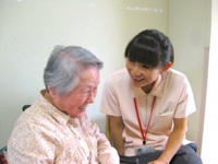 スタッフが入居者と向き合いコミュニケーションを取る様子
